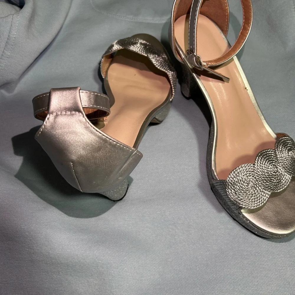 Elegant Silver Women's Sandals - Picture 5 of 5
